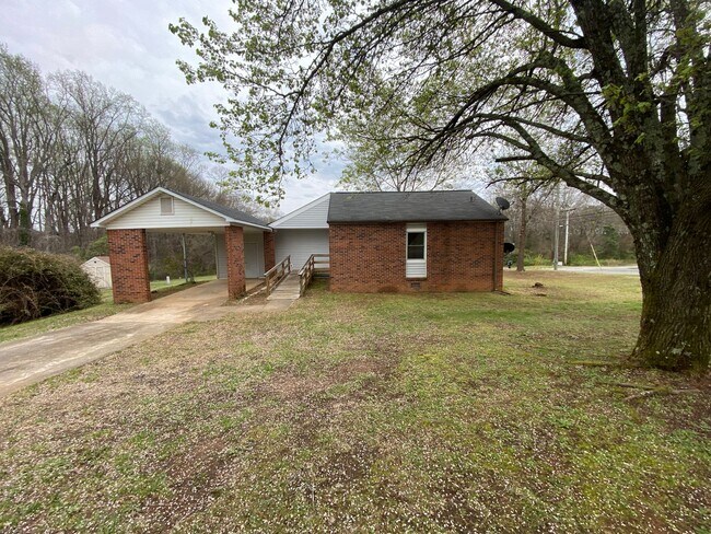 Building Photo - 3/1 in Shelby, NC close to Hwy 74 and uptown Shelby