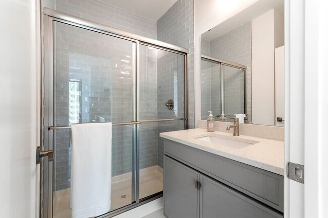 Building Photo - 981- 987 Fifth Street SW