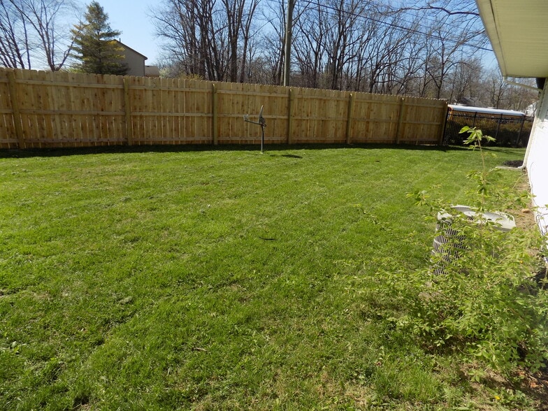 Building Photo - 2505 Maplewood Dr