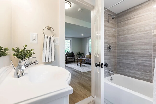 Building Photo - 126 Twin Hill Rd