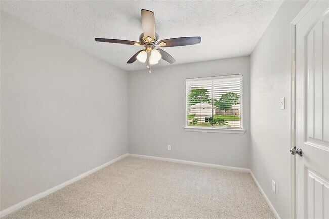 Building Photo - 4511 Ravine Dr