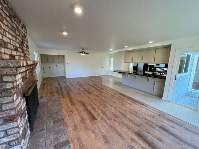 Building Photo - Spacious three bedroom home in desirable Windsor neighborhood!