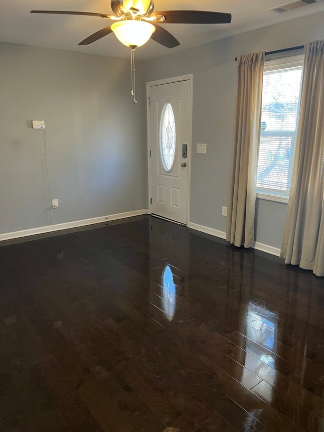 Building Photo - 43 Finch Dr SE