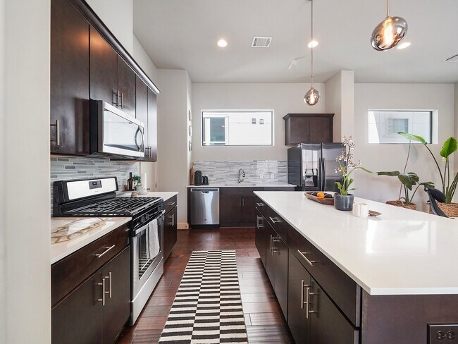 Building Photo - 5820 Petty St