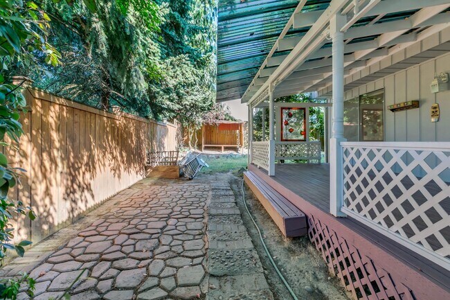 Building Photo - 3-bedroom, 2.5-bathroom home located in Fe...