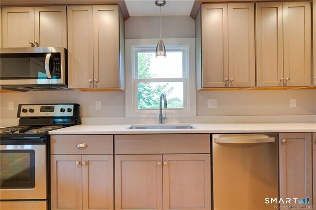 Building Photo - 157 River Rd