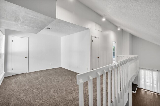 Building Photo - Midtown Comfort & Convenience
