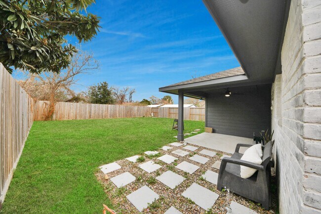 Building Photo - 834 Ellington St