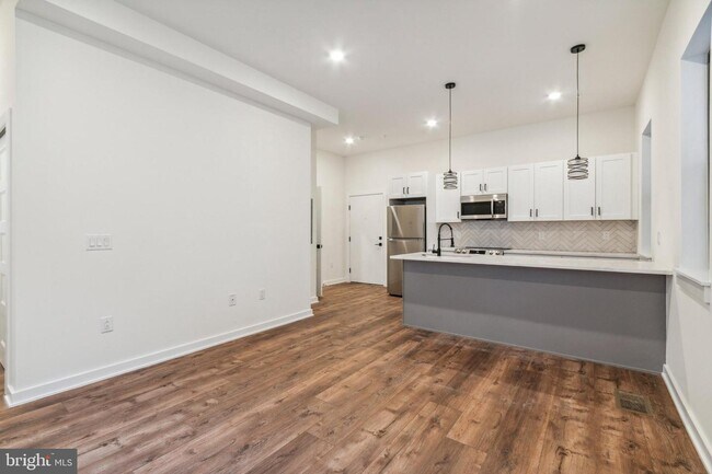 Building Photo - 6211 Woodbine Ave