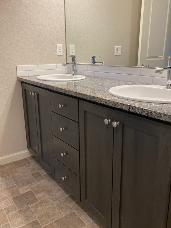 Building Photo - Beautiful Newer Townhome in Tigard