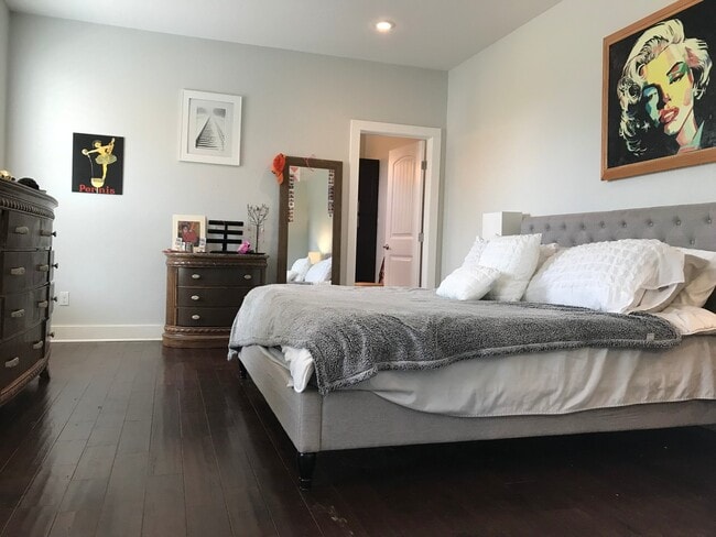 Building Photo - BEAUTIFUL, OPEN TOWNHOUSE CLOSE TO DOWNTOWN