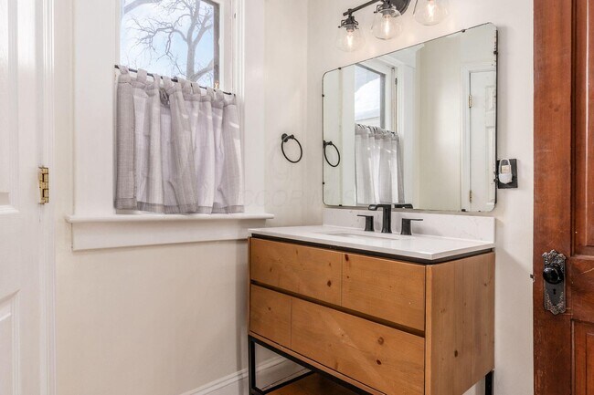 Building Photo - 415 W 5th Ave