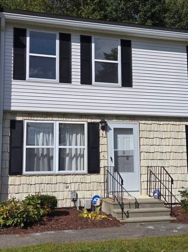 Primary Photo - 5 Periwinkle Ln