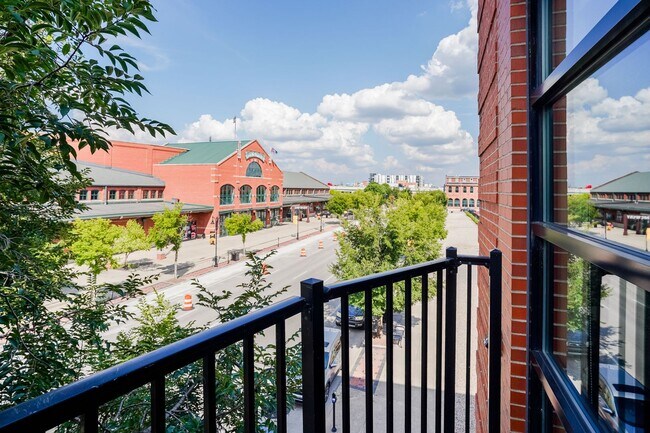 Building Photo - Fully Furnished Mid-Term 2-Level Condo | 1,549 Sq Ft | Private Parking | Shared Living