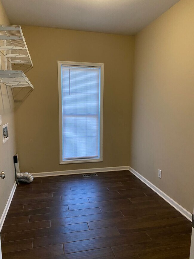 Building Photo - Beautiful Open Floor Plan.  3bed 2bath One...