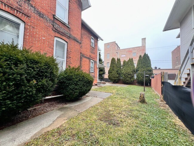 Building Photo - 420 Platt St