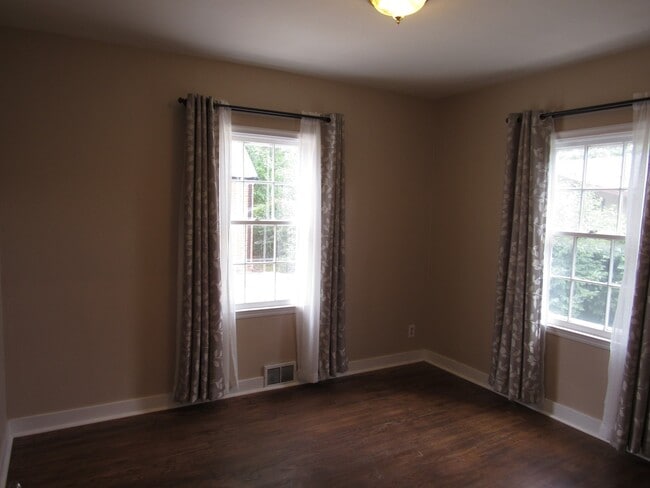 Building Photo - Downtown Bungalow