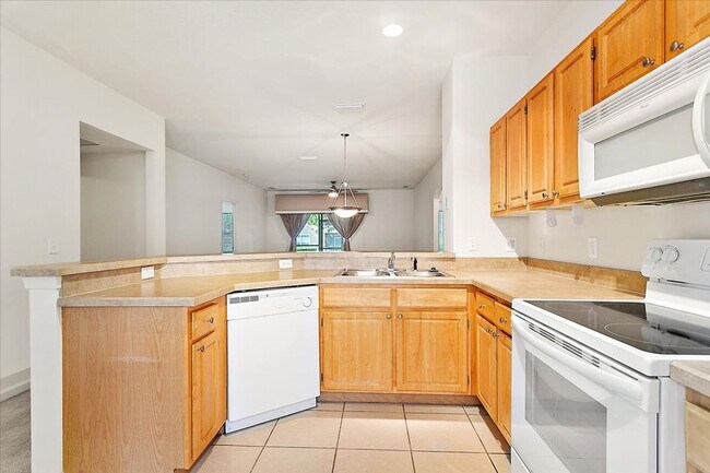 Building Photo - Large 2/2 in highly desirable The Cottages...