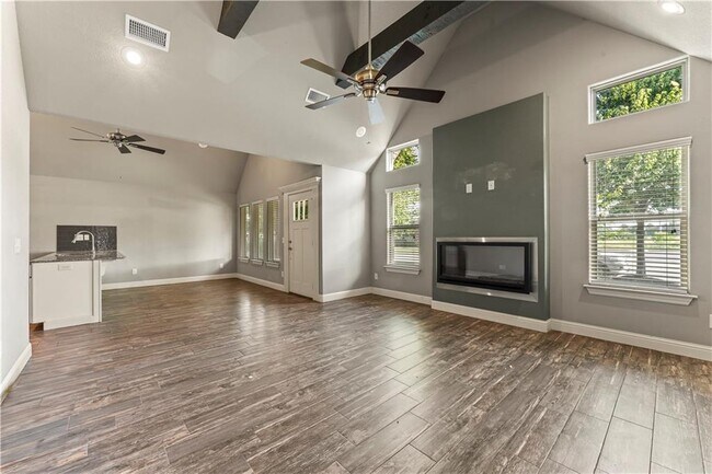 Building Photo - 3205 SW Riverstone Ave