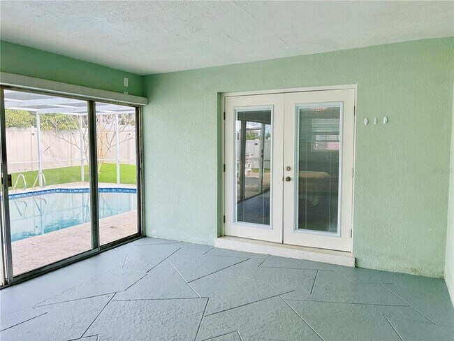 Building Photo - 14025 Yacht Club Blvd