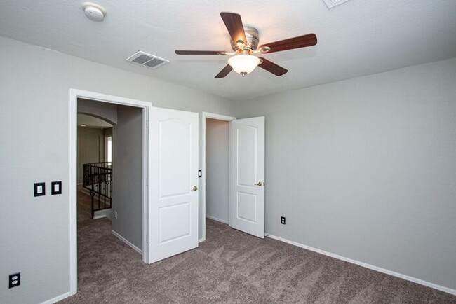 Building Photo - Welcome to this stunning 4 bedroom, 2.5 ba...