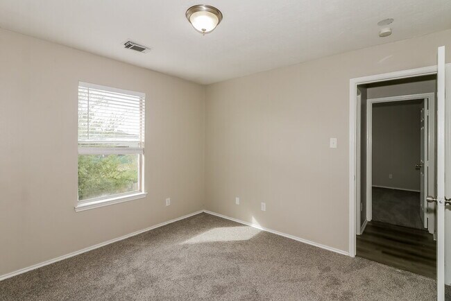 Building Photo - 3923 Rolling Springs Ln