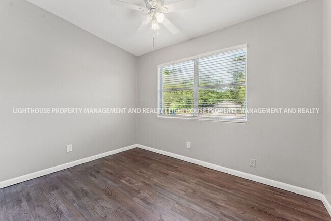 Building Photo - Spacious 3 Bed/1 Bath Home with Fenced Yar...