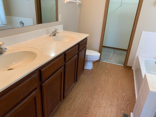Building Photo - 620 Laurel Oak Ct