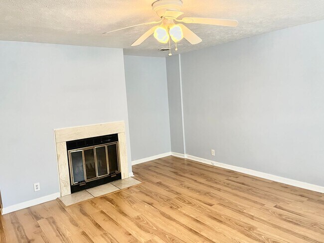 Building Photo - Spacious 2 bedroom/1.5 bathroom Donelson t...