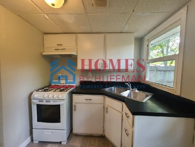 Building Photo - Two Bedroom House