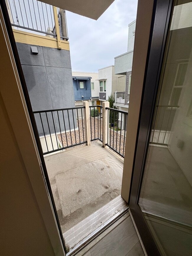 Building Photo - Vibrant 3 story 2bed/2.5bath home at the Mill at Broadway