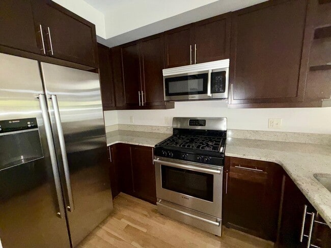 Building Photo - 703 Adams St