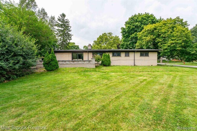 Building Photo - 7011 White Pine Dr