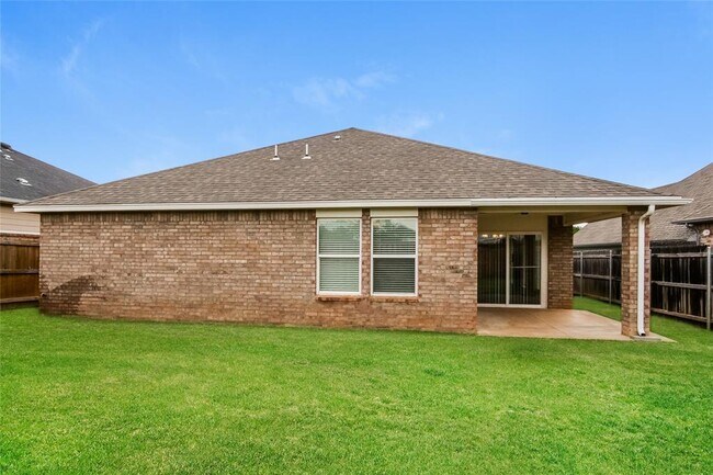 Building Photo - 508 NW 179th Cir