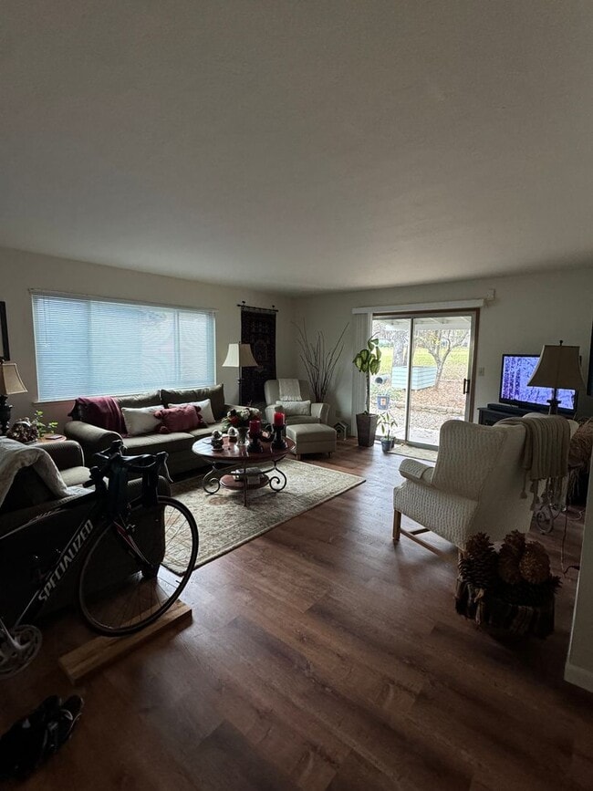 Building Photo - Single story golf course home across the street from the lake! Enjoy Lake of the Pines living!