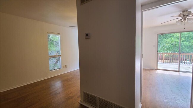 Building Photo - 2021 Bluebonnet Ln