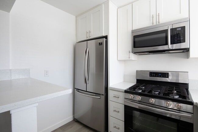 Building Photo - Remodeled North Park 1 BR with Stainless Steel Appliances and Washer/Dryer in Unit!
