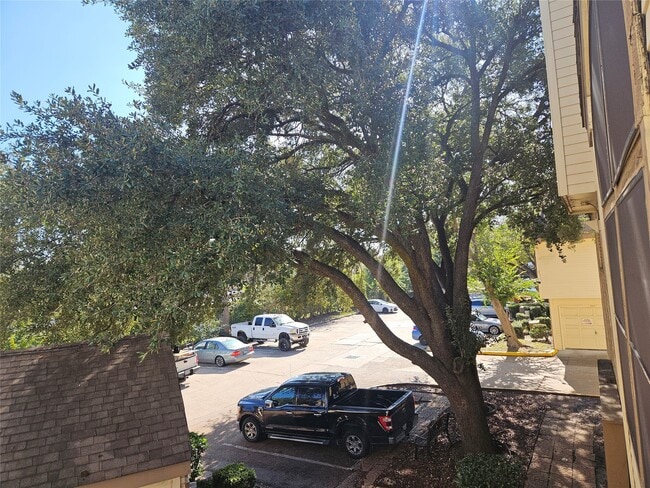 Building Photo - 2425 Holly Hall St