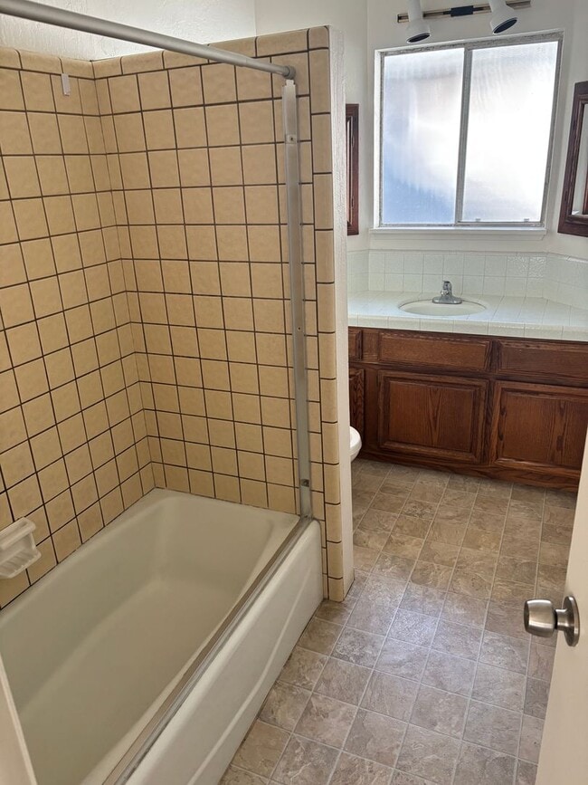 Building Photo - 4 bedroom 2 bath upper west side