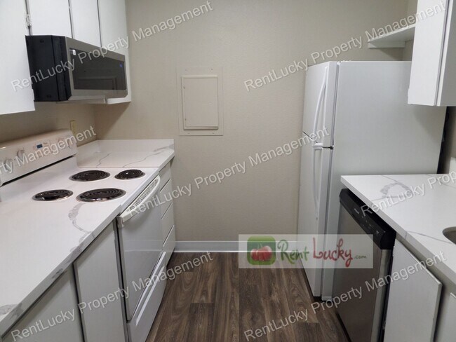 Building Photo - Cute & Updated 1-Bedroom Condo in Convenie...