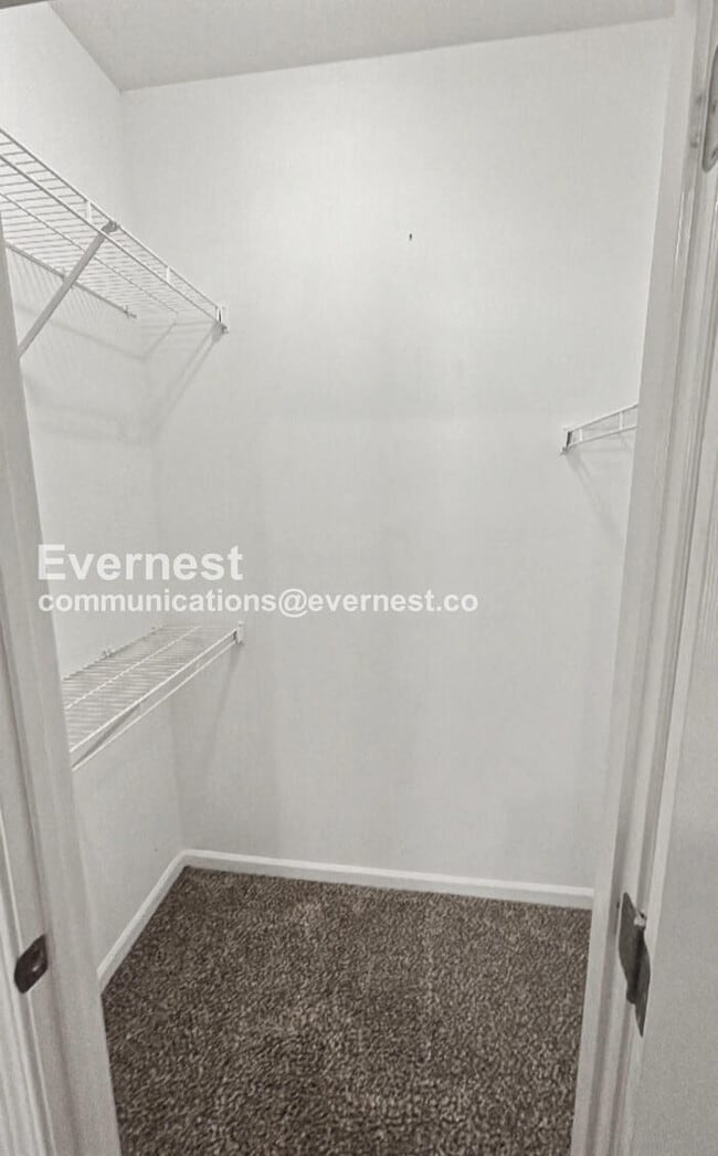 Building Photo - 1195 Washington Dr