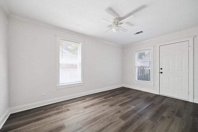 Building Photo - 402 E 29th St