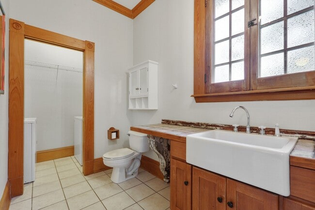 Building Photo - Fabulous University Duplex with gleaming floors and stained glass.