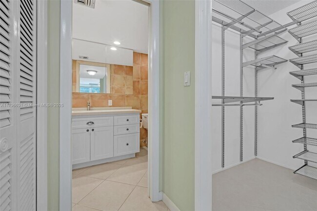 Building Photo - 933 Cypress Grove Dr