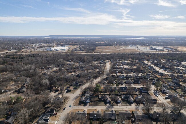Building Photo - 5013 S Lions Ave