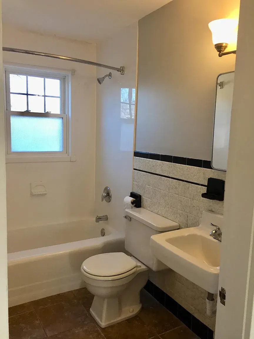 Building Photo - 144 S Maple St