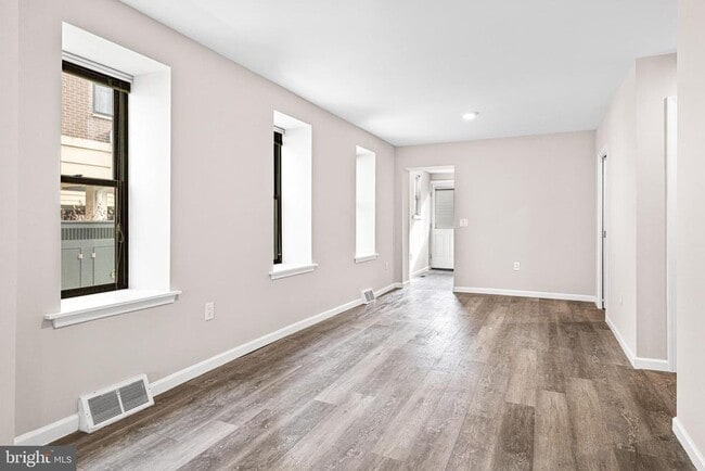 Building Photo - 606 Summit Ave