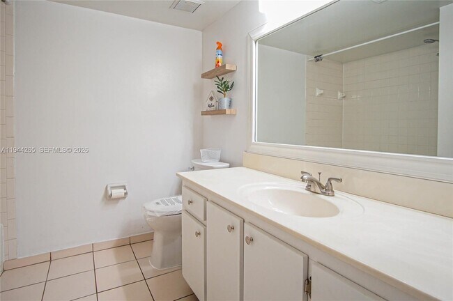 Building Photo - 606 Gardens Dr