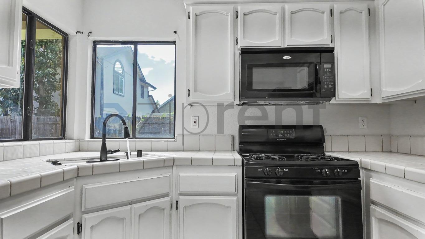 Building Photo - Unit