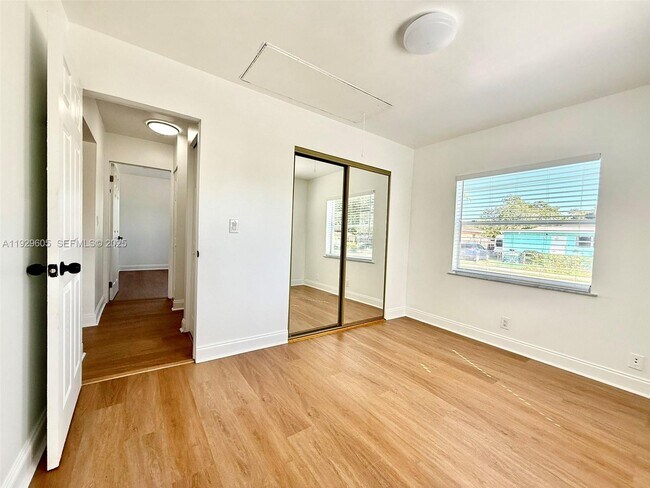 Building Photo - 2403 Scott St